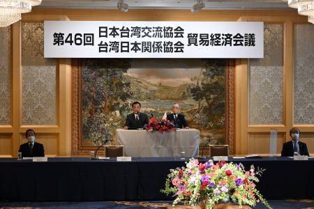 第46回台日貿易経済会議閉会式で挨拶する蘇嘉全・台湾日本関係協会会長（中央左）と大橋光夫・日本台湾交流協会会長（中央右）、謝長廷・駐日代表（左１）、谷崎泰明・日本台湾交流協会理事長（右１）