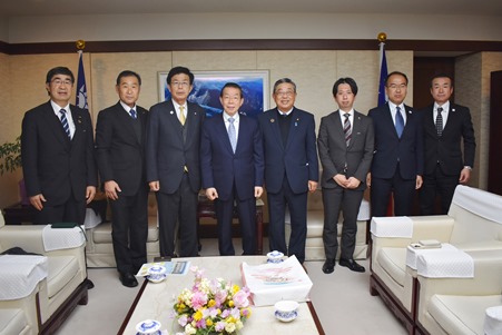 謝長廷・駐日代表（写真左4）、前橋市議会会派「前橋令明」の阿部忠幸・幹事長（左3）、横山勝彦・総務会長（右4）ら所属議員および前橋市役所関係者一行。
訪問の中で、台湾の地方自治体と前橋市との経済、スポーツ、文化、教育旅行、医療・介護といった幅広い分野での交流推進、台湾訪問などについて意見交換が行われた。


