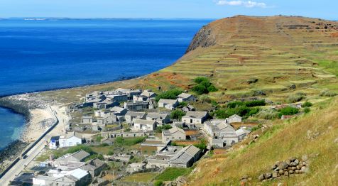 東嶼坪嶼は澎湖諸島の南部に位置する島。面積は0.48平方キロメートルで、他の島々と同じく、玄武岩で形成されています。西嶼坪嶼と同様、澎湖諸島の中では若い地層となっており、800万年前の地殻変動によって生まれた島とされています。南と北に山があり、その間は台地のような地形となっています。特に島の北東岸は険しい地形となっています。港の周辺には集落もありますが、人口は極めて少なく、現在、暮らしているのは10戸あまり。人口は20名ほどとなっています。家屋は大半が廃墟になっていますが、これが独特な雰囲気を醸し出しています。台地上にはかつては田畑がありましたが、現在は遺棄され、草原となっています。ここからは廃墟となった集落と、海の向こうに西嶼坪嶼が見られます。