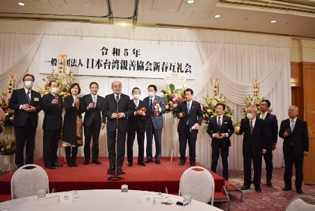謝長廷・駐日代表（写真左6）、衛藤征士郎・日本台湾親善協会会長/衆議院議員（右6）、日本台湾親善協会顧問の国会議員ら、乾杯の音頭をとる清水一也・台湾協会理事長（左5）、朱恭亮・日本中華聯合総会会長（右4）、張淑玲・駐日代表処横浜分処長（左3）
