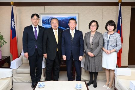 謝長廷・駐日代表（写真中央）、「鹿児島県議会台湾との友好交流促進議員連盟」の鶴丸明人・会長/鹿児島県議会議員（左２）、酒匂卓郎・顧問/鹿児島県議会議員（左１）、陳怡如・僑務顧問（右２）