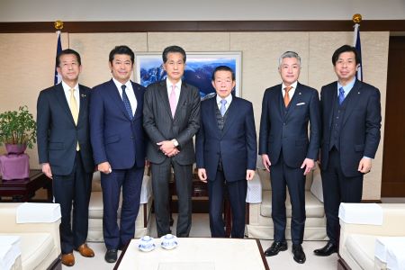 写真左より、山田修・東海村長、神達岳志・常総市長、山口伸樹・笠間市長、謝長廷・駐日代表、小田川浩・つくばみらい市長、高梨哲彦・大子町長