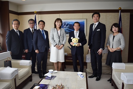 謝長廷・駐日代表（写真右3）、安藤真理子・土浦市長（左4）、青山大人・衆議院議員（左3）、片山壮二・土浦副市長（左2）、李世丙・駐日副代表（右2）


