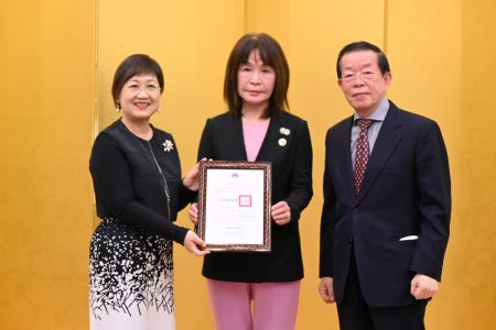 写真左より、徐佳青・僑務委員会委員長、林月理・僑務委員、謝長廷・駐日代表