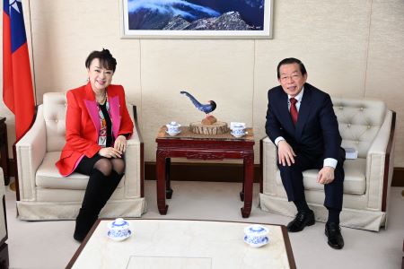 謝長廷・駐日代表（右）、歌手・版画家のジュディ・オング（翁倩玉）さん（左）
