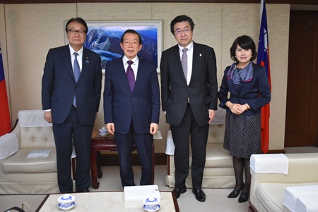 謝長廷・駐日代表（写真左2）、山本順三・参議院議員（左1）、越智陽一・株式会社ジョイ・アート社長（右2）
