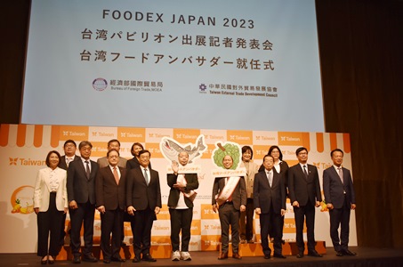 「FOODEX  JAPAN 2023」開幕前日、都内のホテルで「FOODEX JAPAN 2023台湾パビリオン出展記者会見・台湾フードアンバサダー就任式」が開催された。
写真前列右より、翁章梁・嘉義県長、陳其邁・高雄市長、謝長廷・駐日代表、台湾フードアンバサダーに就任したダイアン（津田篤宏さんとユースケさん）、陳正祺・経済部副大臣、王熙蒙・台湾貿易センターCEO、陳駿季・行政院農業委員会副大臣、周春米・屏東県長。
後列右より、王美恵・立法委員、蘇治芬・立法委員、邱議瑩・立法委員、陳明文・立法委員、蔡易餘・立法委員。

