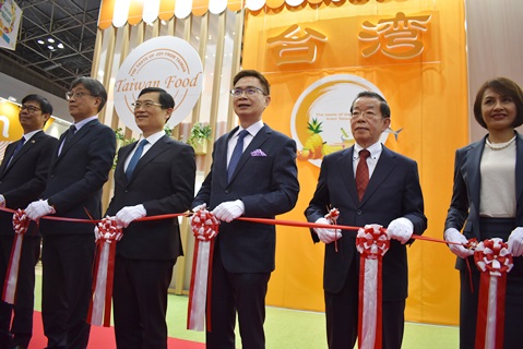 写真右から邱議瑩・立法委員、謝長廷・駐日代表、黄志芳・台湾貿易センター（TAITRA）理事長、陳正祺・経済部副大臣、陳駿季・行政院農業委員会副大臣、陳其邁・高雄市長。
開幕式にはさらに、（以下、順不同）王熙蒙・台湾貿易センターCEO、黄偉哲・台南市長、周春米・屏東県長、饒慶鈴・台東県長、翁章梁・嘉義県長、黄敏恵・嘉義市長、王恵美・彰化県長、徐榛蔚・花蓮県長、張麗善・雲林県長ら９つの地方自治体のトップ、王美恵・立法委員、蘇治芬・立法委員、陳明文・立法委員、蔡易餘・立法委員、傅崐萁・立法委員、劉櫂豪・立法委員ら７名の立法委員（国会議員）も出席した。
