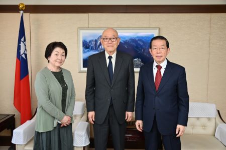 謝長廷・駐日代表（右）、中治宣光・山口県日本台湾親善協会会長（中央）