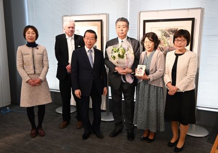 謝長廷・駐日代表（左３）、墨彩画家の藤井克之さん（右３）、菊田真紀子・衆議院議員（左１）、王淑芳・台湾文化センター長（右１）