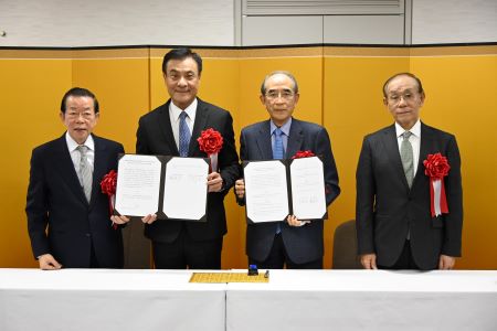 「台日法務司法分野における交流と協力に関する覚書」に署名した蘇嘉全・台湾日本関係協会会長（左２）と大橋光夫・日本台湾交流協会会長（右２）、並びに同署名式に立ち会った謝長廷・駐日代表（左１）、谷崎泰明・日本台湾交流協会理事長（右１）