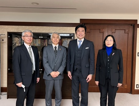 李世丙・駐日副代表（写真右2）、東京エレクトロン株式会社サステナビリティ統括部の荻野裕史部長（左2）および山口光行氏（左1）、鄒幼涵・駐日代表処顧問（右1）。
双方は台日の若手科学研究者の人材交流、ハイテク産業の科学研究協力などのテーマについて、意見交換を行った。
