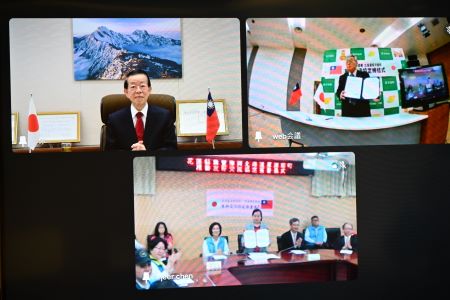 謝長廷・駐日代表（スクリーン左上）、曾淑懿・花蓮県寿豊郷長（スクリーン下中央）、渋田正己・北海道厚沢部町長（スクリーン右上）