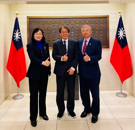 総統創新賞（総統イノベーション賞）受賞者で、元科技部政務次長（副大臣）の蔡明祺・国立成功大学講座教授（写真中央）、蔡明耀・駐日副代表（右）、鄒幼涵・駐日代表処顧問（左）。
蔡明祺・講座教授は、日本の「公益財団法人 永守財団」からの招聘を受け来日した。駐日代表処を訪問した蔡明祺・講座教授は、蔡明耀・駐日副代表と台日のハイテク分野における産学連携および人材育成などについて意見交換を行った。
