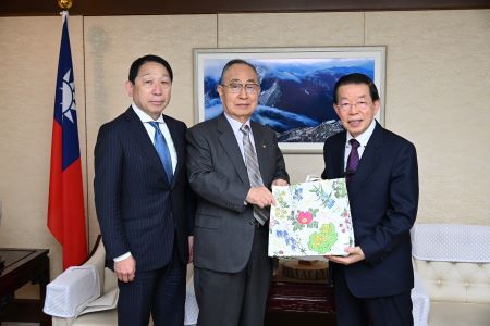 謝長廷・駐日代表（右１）、東アジア情勢研究会の江口克彦・理事長（左２）と朝日田雄人・理事（左１）