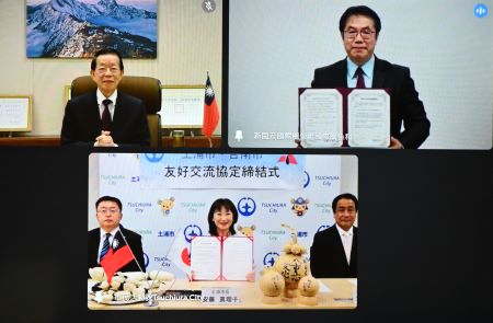 謝長廷・駐日代表（スクリーン左上）、黄偉哲・台南市長（スクリーン右上）、安藤真理子・茨城県土浦市長（スクリーン下中央）