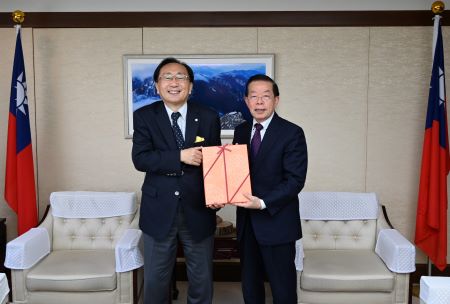 謝長廷・駐日代表（右）、三村申吾・青森県知事（左）
三村知事は、台湾との学校交流、青森りんごと観光のPRなどを通して、青森県と台湾の関係を強化できたことに感謝の意を表した。謝代表は、今後も引き続き台湾と青森県の関係が深まることを期待した。