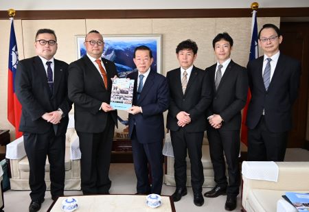 謝長廷・駐日代表（左３）、前田晴雄・全日本教職員連盟委員長（左２）