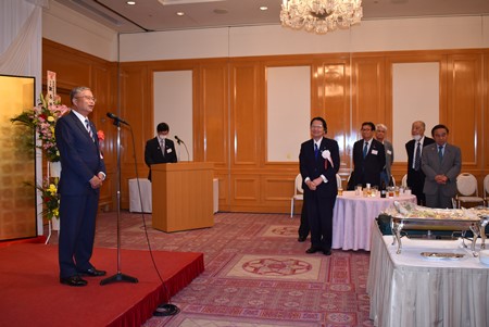 挨拶する蔡明耀・駐日副代表（写真左1）。「一般社団法人日本台湾親善協会」の衛藤征士郎会長/衆議院議員（右5）、玉澤徳一郎・名誉会長（右2）、山本順三・副会長/参議院議員（右4））、並木正芳・副会長（左2）、坂本哲志・衆議院議員（右1）、富田茂之・前衆議院議員（右3）。懇親会は、同協会の令和5年度通常総会終了後に行われた。
