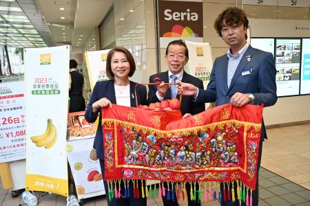 謝長廷・駐日代表（中央）、周春米・屏東県長（左）、東出隼洋・東急百貨店吉祥寺店長（右）