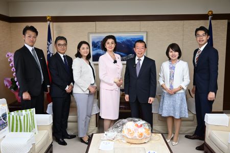 謝長廷・駐日代表（右３）、石井苗子・参議院議員（左４）