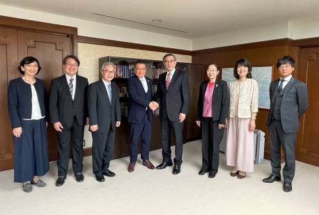 周学佑・駐日副代表（右4）、小河義美・株式会社ダイセル 代表取締役社長（左4）、北森武彦・地方独立行政法人 神奈川県立産業技術総合研究所 理事長（左3）、山根啓・株式会社ダイセル 常務執行役員（左2）、鄒幼涵・駐日代表処顧問（右3）。
訪問の中で、小河社長はダイセルについて紹介すると共に、台日の産業連携の考えを説明した。周・駐日副代表は、台日関係の発展と今後の展望についての考えを示し、双方の緊密で友好的な関係を強調した。
