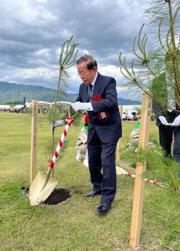 岩手県陸前高田市で開催された第73回「全国植樹祭いわて2023」で、松の苗木を植樹する謝長廷・駐日代表。同植樹祭には東日本大震災の津波で流された高田松原の再生を願い、天皇皇后両陛下ならびに多くの国の駐日大使も出席した。