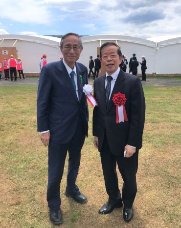 第73回「全国植樹祭いわて2023」に出席した謝長廷・駐日代表（右）と細田博之・国土緑化推進機構会長/衆議院議長（左）