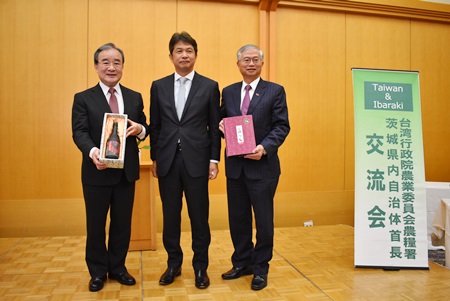 茨城県水戸市で開催された「台湾行政院農業委員会農糧署・茨城県内自治体首長 交流会 / 台湾バナナ普及推進感謝交流会」に出席した蔡明耀・駐日副代表（写真右）、大井川和彦・茨城県知事（中央）、胡忠一・行政院農業委員会農糧署長（左）。
交流会には、日台共栄首長連盟 茨城県支部代表の山口伸樹・笠間市長ら同連盟に加盟している県内15の自治体首長および県内の学校給食に台湾バナナを導入している自治体の首長らが出席した。
