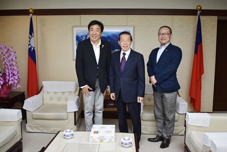 謝長廷・駐日代表（写真中央）、山本龍・群馬県前橋市長（左）、高松秀光・前橋市役所 総務部 秘書広報課長（右）。
訪問の中で山本市長は、「道の駅まえばし赤城」で「台南フェア」を今年6月30日～7月2日に開催することを紹介した。
