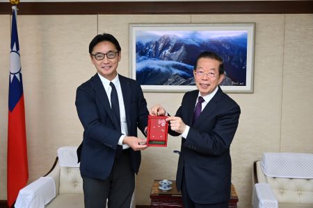 謝長廷・駐日代表（右）、後藤田正純・徳島県知事（左）