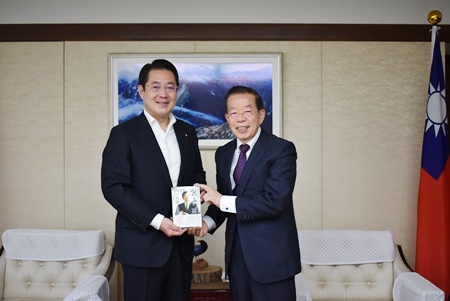 謝長廷・駐日代表（写真右）、市村浩一郎・衆議院議員（左）
