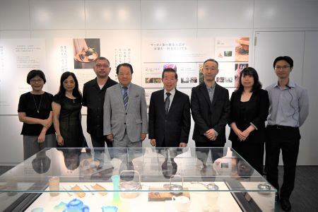 謝長廷・駐日代表（右４）、同展キュレーターの鞏文宜（コン・ウェンイー）氏（左３）、王淑芳・台湾文化センター長（左１）