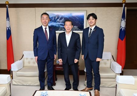 謝長廷・駐日代表（中央）、坊恭寿・全国市議会議長会会長/神戸市議会議長（左）、上畠寛弘・神戸市議会議員（右）