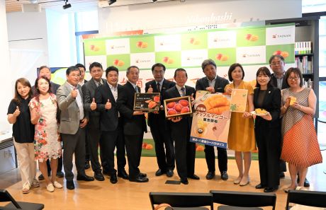 謝長廷・駐日代表（右６）、黄偉哲・台南市長（右７）、張淑玲・駐横浜分処処長（右４）