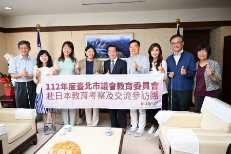 写真右より、陳淑慧・台北市政府観光伝播局局長、湯志民・台北市政府教育局局長、洪婉臻・台北市議会議員、王孝維・台北市議会議員、謝長廷・駐日代表、何孟樺・台北市議会議員（団長）、張文潔・台北市議会議員、陳誉馨・台北市政府文化局副局長、蔡培林・台北市政府体育局副局長