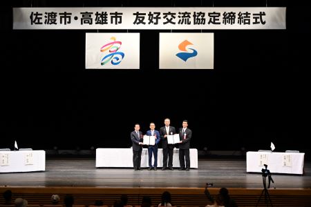 写真左より、謝長廷・駐日代表、林欽栄・高雄市副市長、渡辺竜五・佐渡市長、近藤和義・佐渡市議会議長