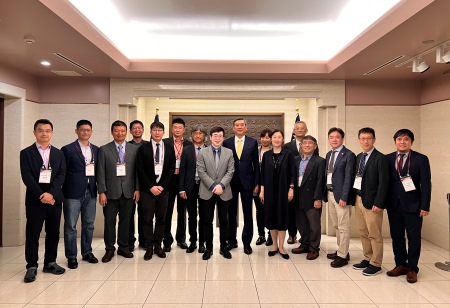 周学佑・駐日副代表（写真右8）、鄒幼涵・駐日代表処顧問（右6）、国家科学及び技術委員会（NSTC）の羅夢凡・自然科学及び永続発展処処長（左8）をはじめ各研究チームのリーダーらをメンバーとした訪日団一行15名。
周・駐日副代表は一行に対し、台日間の科学技術外交を深め、様々なチャンネルを通して世界的な台湾友好の環境が醸成されるよう期待した。
