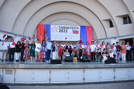 「台湾フェスタ2023 in代々木公園」の開幕式に、謝長廷・駐日代表、朱恭亮・台湾フェスタ実行委員長/日本中華聯合総会会長、花木 出・日本台湾交流協会 専務理事、並木正芳・日本台湾親善協会 副会長、小磯明・台湾フェスタ2023 in代々木公園 代表発起人/東京都議会日本台湾友好議員連盟会長、張淑玲・駐日代表処横浜分処長をはじめ、同フェスタの開催に尽力した台湾僑胞界の各リーダーや日本の支援団体関係者らが登壇した。

