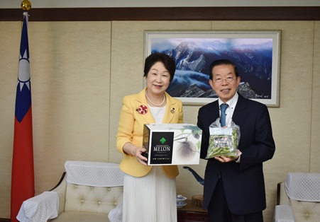 謝長廷・駐日代表（写真右）、吉村美栄子・山形県知事（左）
