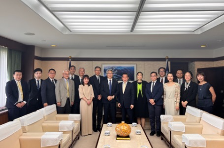 謝長廷・駐日代表（写真右8）、鄒幼涵・駐日代表処顧問（右7）、中央研究院の廖俊智院長（左9）をはじめ、研究および管理部門の関係者らをメンバーとした訪日団一行15名。
訪問の中で謝・駐日代表と廖院長は、地域からの密接な交流、ハイレベルな科学研究人材の育成政策、将来の先端基礎科学の研究、グリーンエネルギー産業の発展、台日および国際関係などのテーマについて深く話し合い、訪問団らとも活発な意見交換が行われた。
