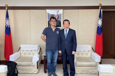 謝長廷・駐日代表（写真右）、国立清華大学 電機資訊学院 光電工程研究所の李瑞光教授（左）。李教授は訪問の中で、台中の国立自然科学博物館で開催中の「重力波特別展」の日本展開催計画について紹介した。
