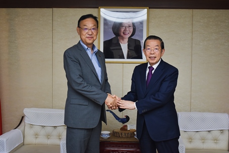 謝長廷・駐日代表（写真右）、西澤啓文・仙台市議会議員（左）
