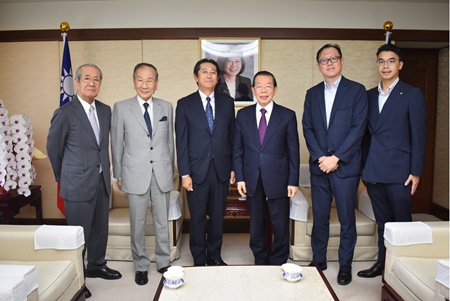 謝長廷・駐日代表（写真右3）、千葉県日華親善協会の片岡直公・名誉会長（左2）、北川善剛・会長（左3）、小島武久・副会長（左1）

