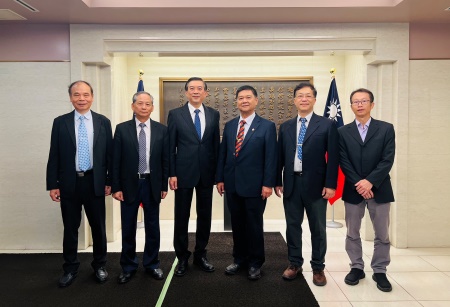 周学佑・駐日副代表（写真左3）、台湾金属熱処理学会の蔡国禎・理事長（右3）、洪宙宏・名誉理事長（左2）、呉忠春・副理事長（右2）、余英松・常務理事（右1）、王栄哲・監事長（左１）。
