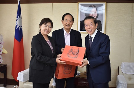 謝長廷・駐日代表（写真右）、亀井久興・島根県日華親善協会 会長（中央）、亀井亜紀子・立憲民主党 島根県総支部連合会 会長（左）。

