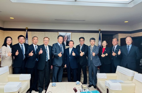 台湾の「社団法人中国工程師学会（Chinese Institute of Engineers）」は、第34回「台日工程技術シンポジウム」の円滑な開催を図るため、同学会の楊正宏・理事長、中日工程技術委員会の謝牧謙・副主任委員および李順欽・主任委員/常務理事ら一行９名が来日し、9月20日、駐日代表処に謝長廷・代表を訪問した。一行は、第34回「台日工程技術シンポジウム」の活動計画について紹介すると共に、ネット ゼロ エミッション、半導体、グリーンエネルギーなどのテーマについて意見交換を行った。
謝長廷・駐日代表 (写真中央)、鄒幼涵・駐日代表処顧問(右3)、楊正宏・社団法人中国工程師学会理事長(左5)、中日工程技術委員会の謝牧謙・副主任委員(左4)および李順欽・主任委員/常務理事(左3)
