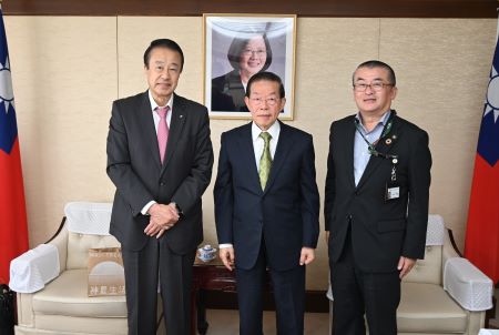 謝長廷・駐日代表（中央）、日台共栄首長連盟の宮元陸・会長/加賀市長（左）、吉田信解・幹事長/本庄市長（右）