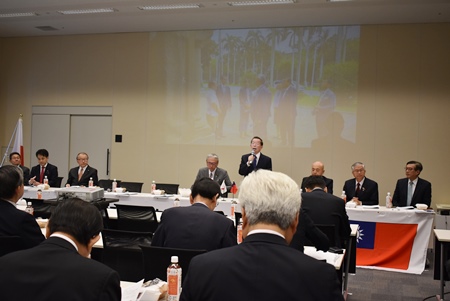 台北駐日経済文化代表処の謝長廷代表（写真正面右4）は、東京・永田町の衆議院議員会館会議室で開かれた日華議員懇談会（日華懇） 総会「双十国慶節訪台」 報告会に蔡明耀・副代表（同2）、周学佑・副代表（同１）らを伴い出席した。古屋圭司・日華懇会長/衆議院議員（同5）。
