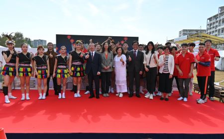 東京都杉並区の桃井原っぱ公園で開催された「まるごと台湾フェア」のオープニングイベントに謝長廷・駐日代表（前列左６）、岸本聡子・杉並区長（前列左７）らが出席。国立台湾戯曲学院チームが雑技パフォーマンスを披露した。